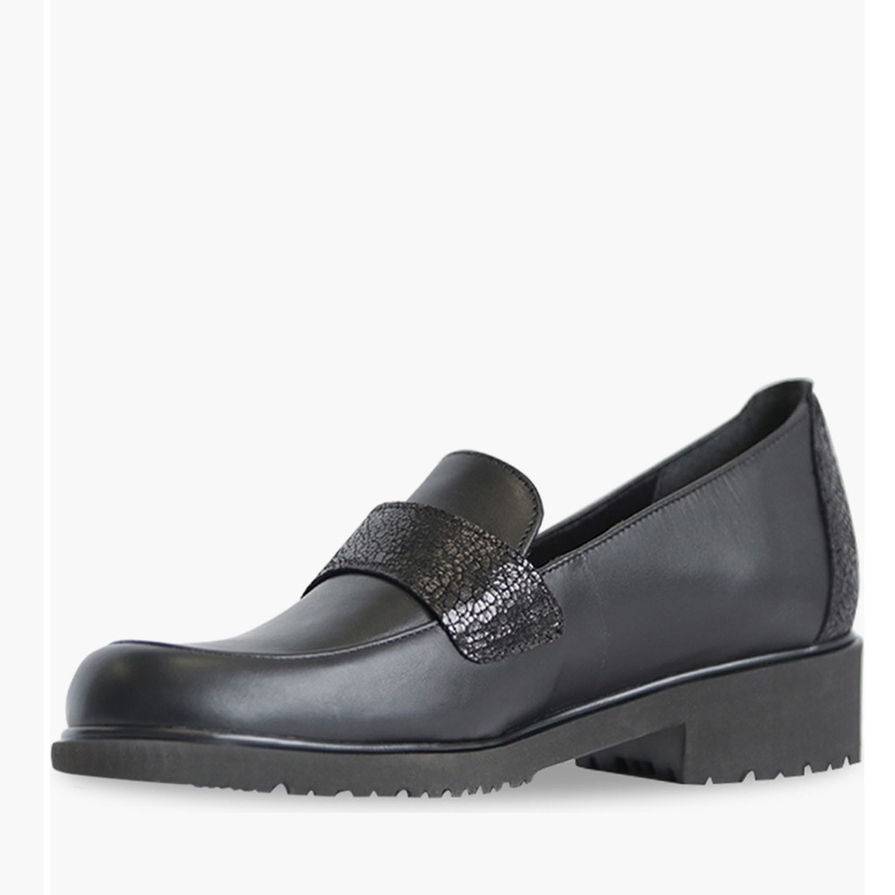 NEW $210 Munro Deena Black leather crackled loafers women size 5.5